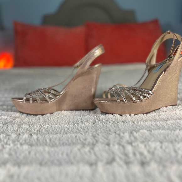 Blue by Betsey Johnson Ember Wedge Sandals Rhinestone Straps size 9 NEW - Picture 4 of 7